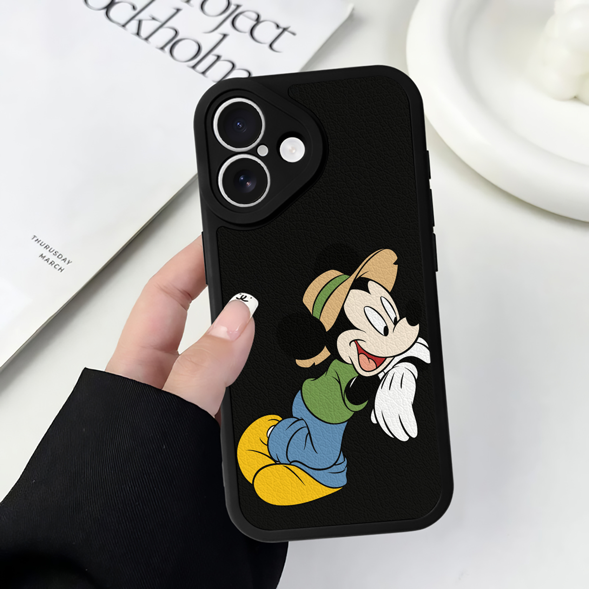 （画像用） ミッキーマウス Mickey Mouse 【iPhone 16シリーズ対応】シリコンスマホケース（レザー調） 材質：シリコン